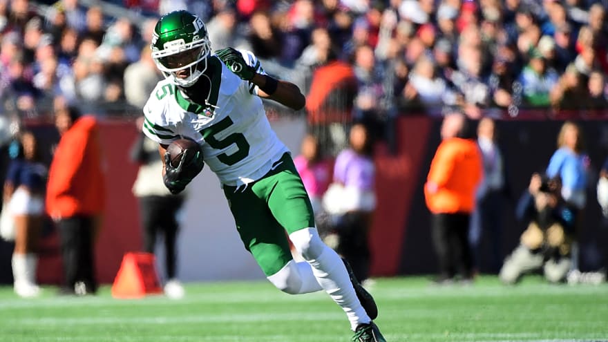 Garrett Wilson seen berating Geno Smith on the sideline during game