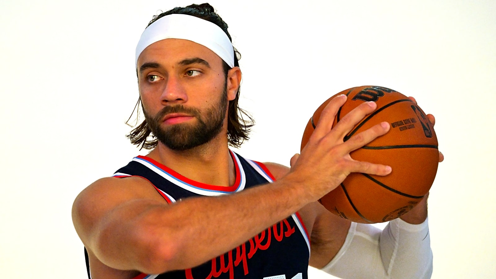 Clippers’ Max Strus exits preseason opener with foot injury