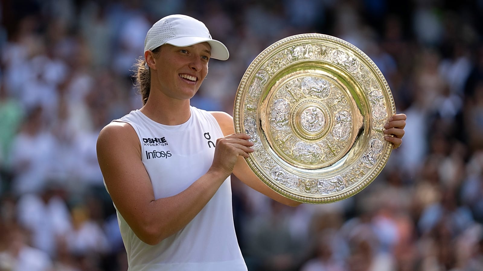 Ex-ATP Pro Compares Iga Swiatek to Steffi Graf After ‘Ruthless’ Performance in Wimbledon Final