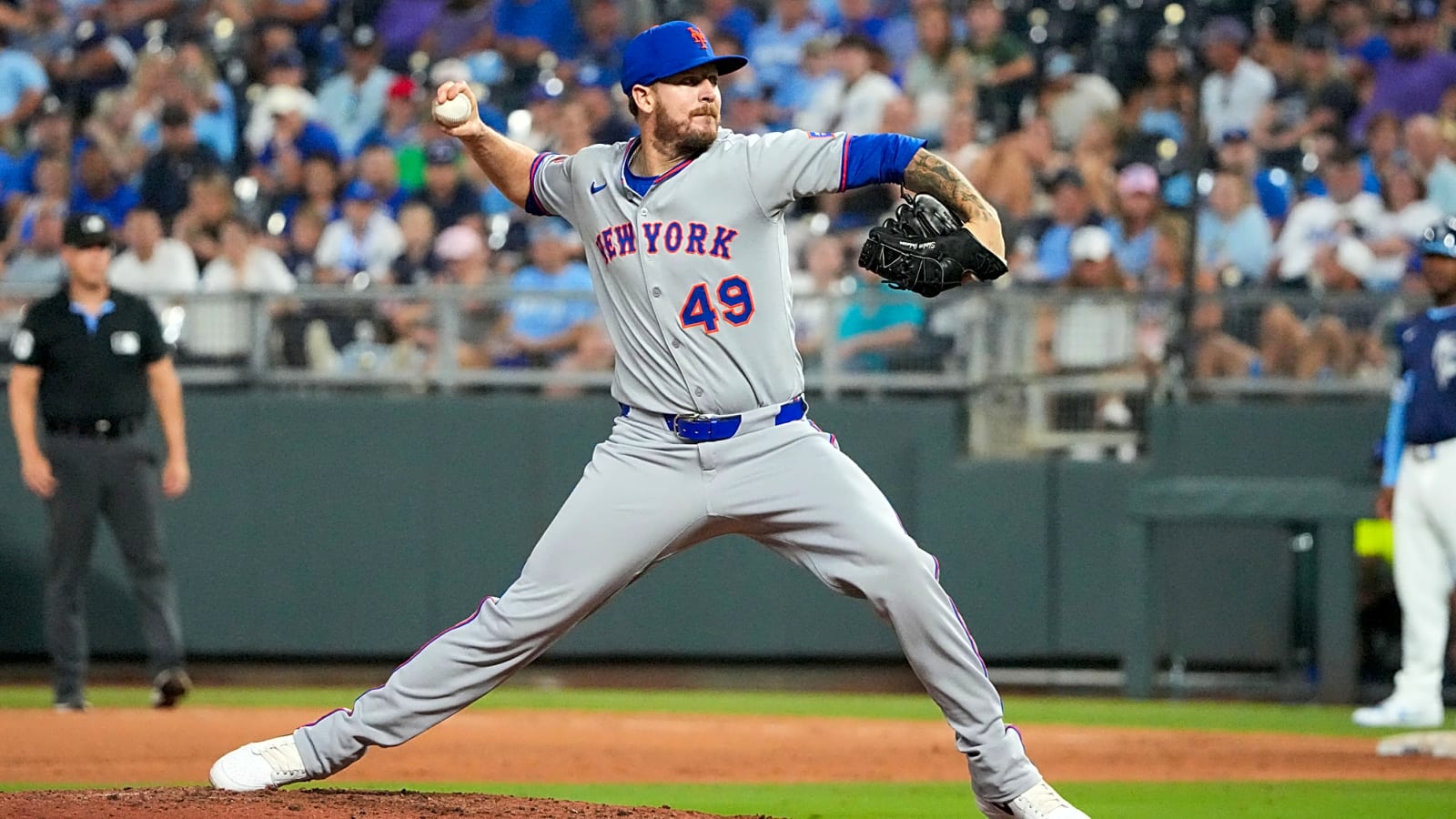 Mets re-sign right-hander a week after bumping him off roster