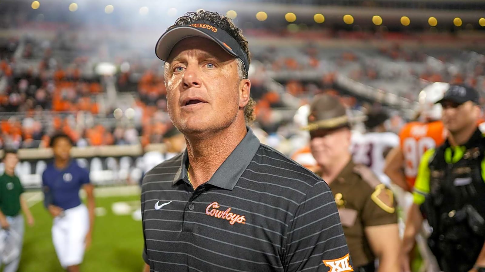 Mike Gundy flexed his abs in strange press conference moment