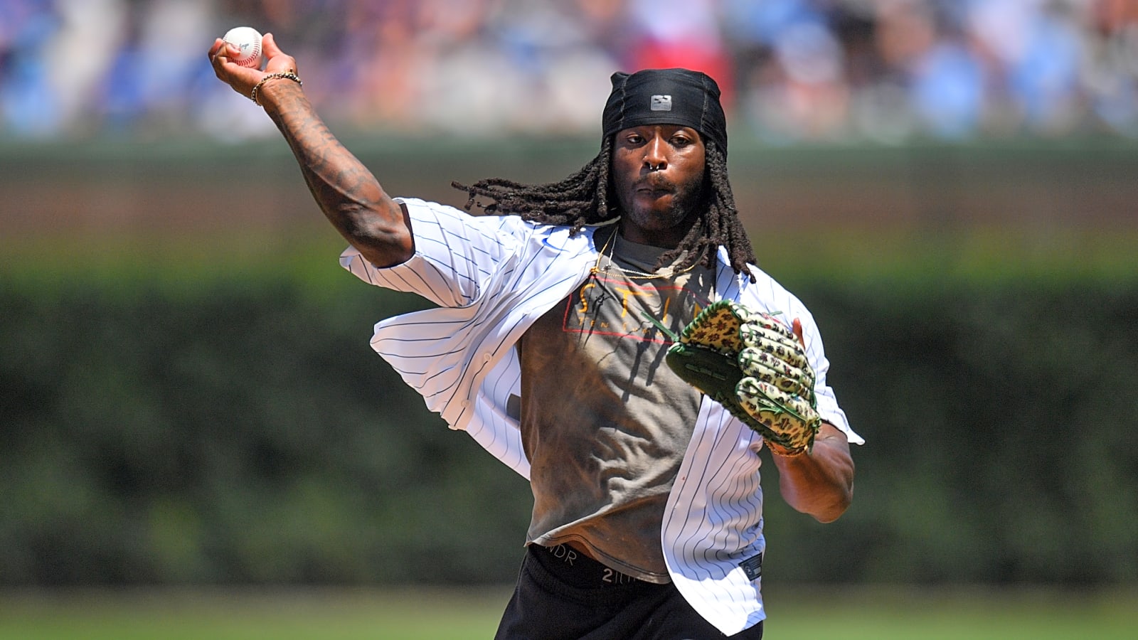 Alvin Kamara demanded a redo on his terrible first pitch at Cubs game