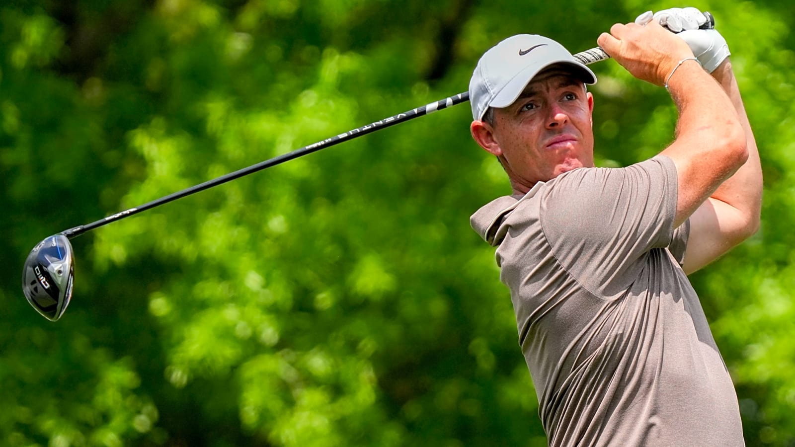 Rory McIlroy makes miraculous eagle from pine straw at the Masters