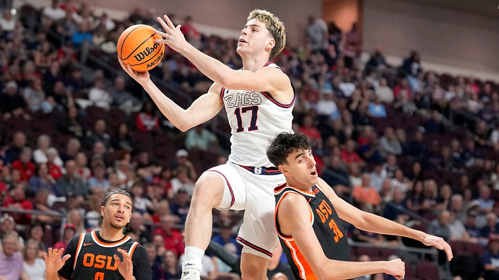 Watch: Gonzaga player crashes into a cheerleader and gets hilariously distracted