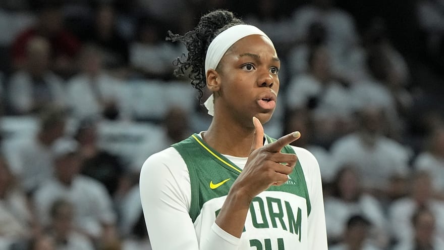 Dominique Malonga throws it down with authority during Unrivaled game