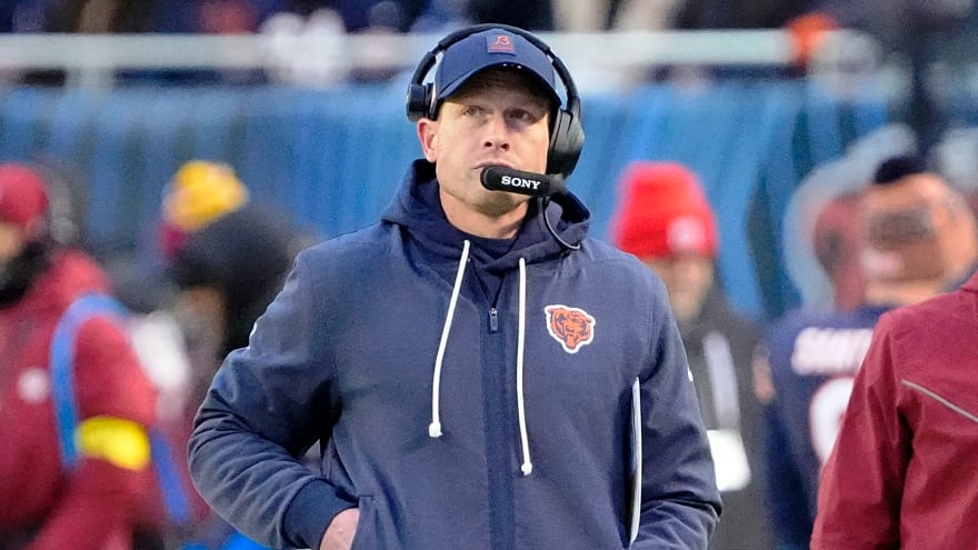 Bears coach Ben Johnson gets roasted for bizarre decision vs. Packers