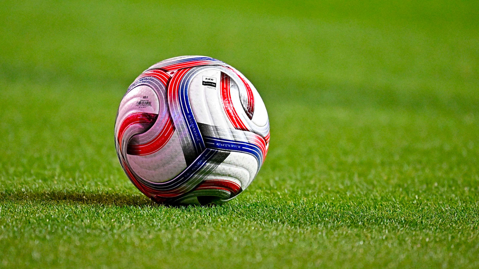 Manchester United ‘alerted’ by Micky van de Ven’s availability