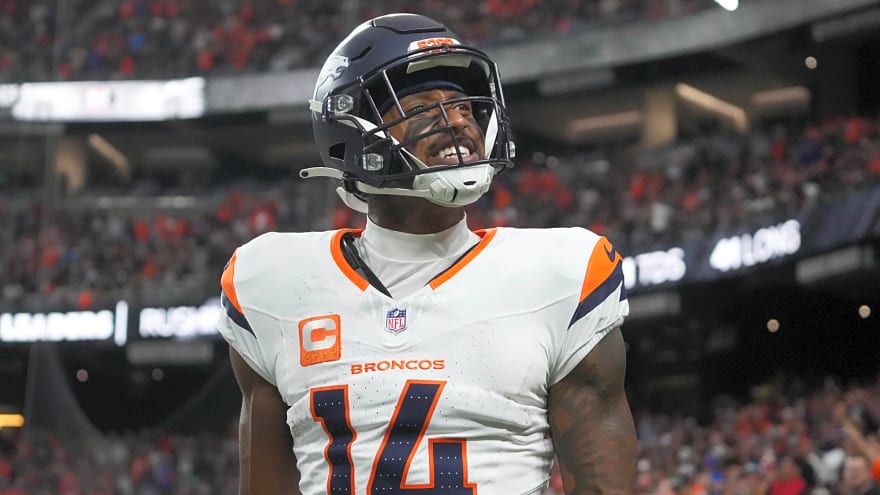 Broncos agree to extension with leading WR