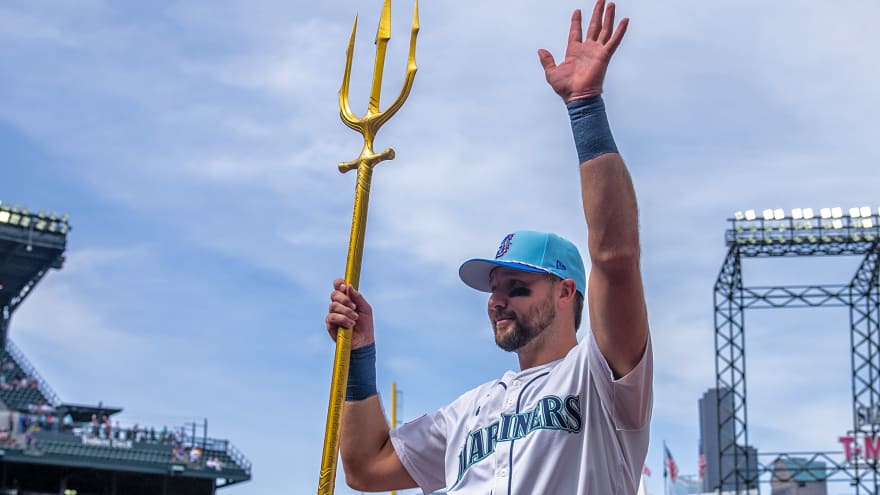 Cal Raleigh continues historic season with two more home runs