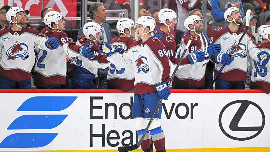 Avalanche clinch playoff spot with dominant win over Blackhawks