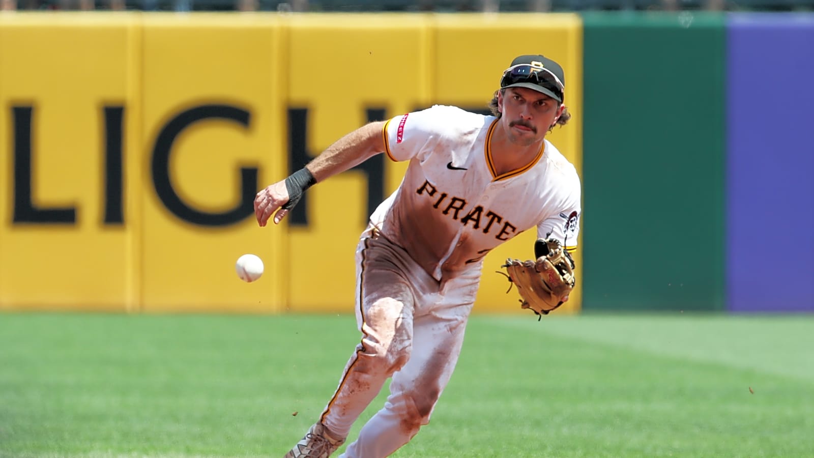 Royals to acquire veteran utility man from Pirates