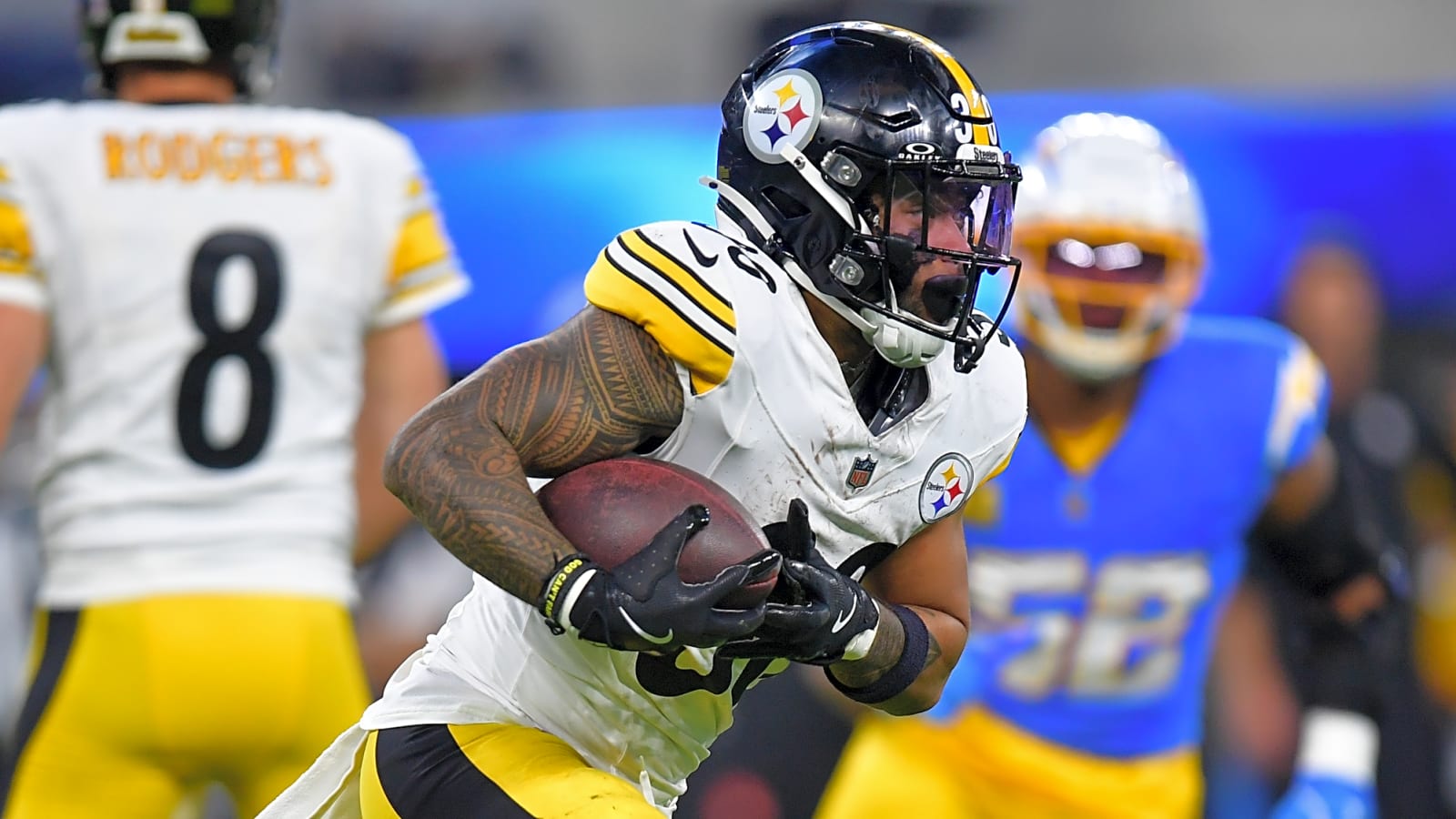 Steelers’ Jaylen Warren completely hurdles defender in wild play