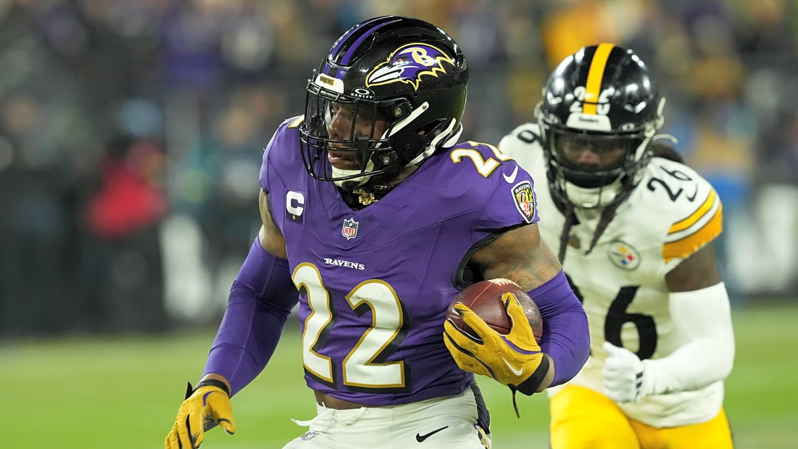 Derrick Henry signs record-setting contract extension with Ravens