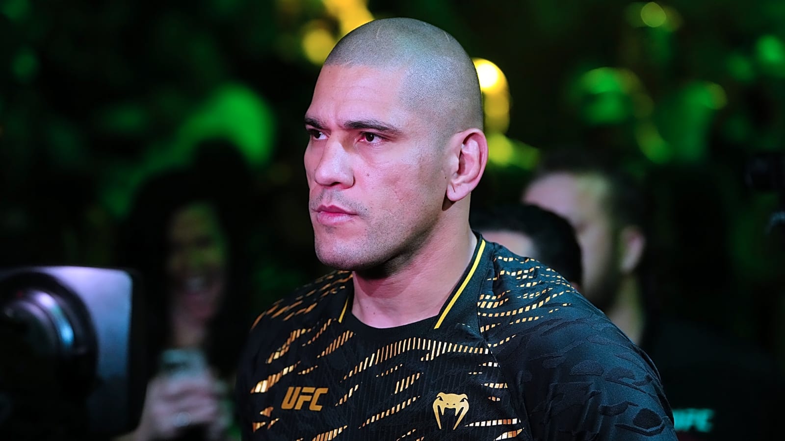 Alex Pereira clears the air on heated Tweet against UFC months after claiming it was a hacker
