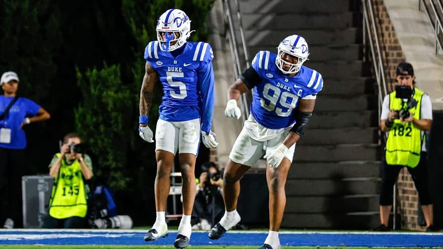 Duke player apologizes for swatting at female trainer's arm
