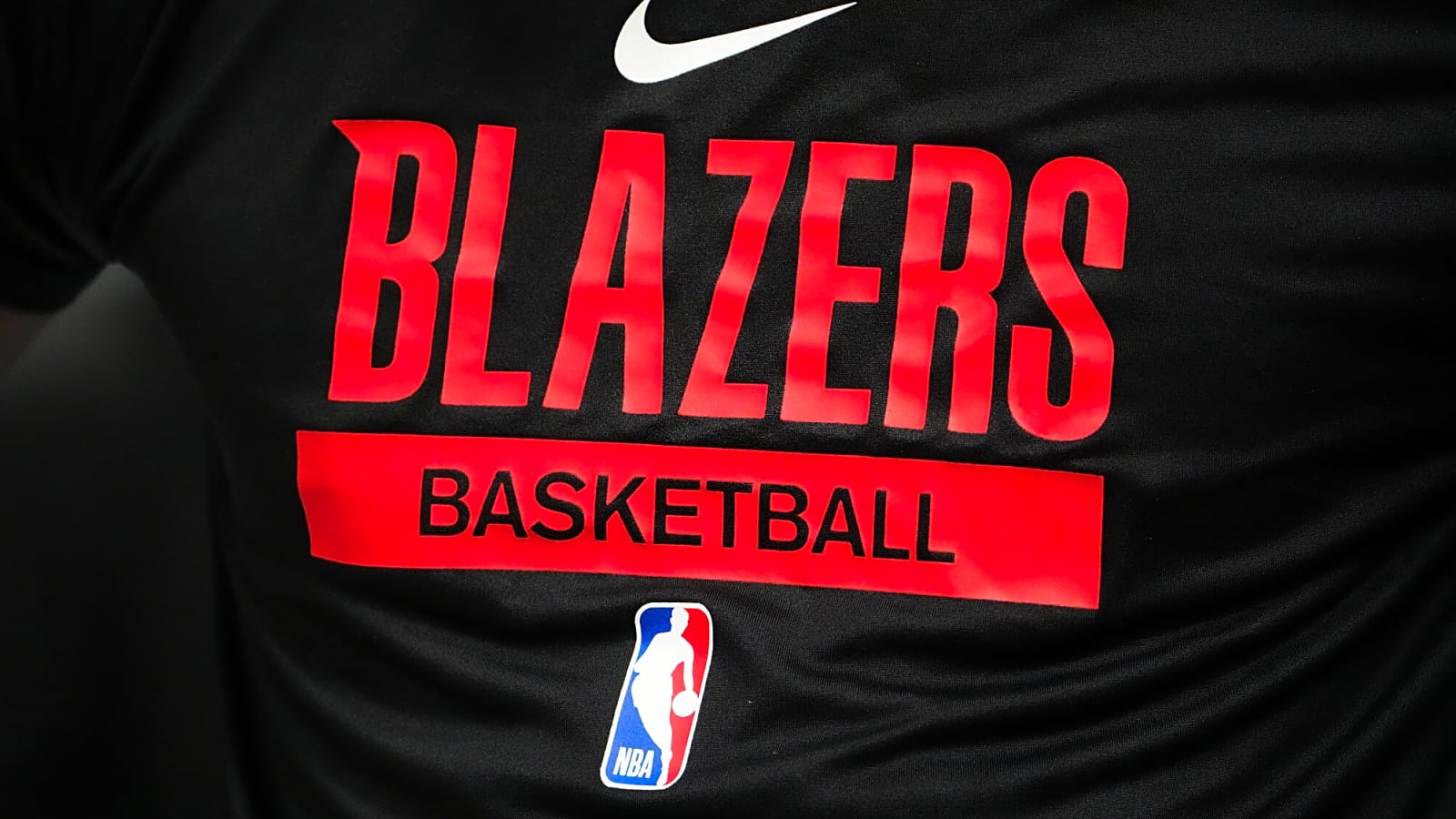 Tom Dundon signs agreement to buy Trail Blazers