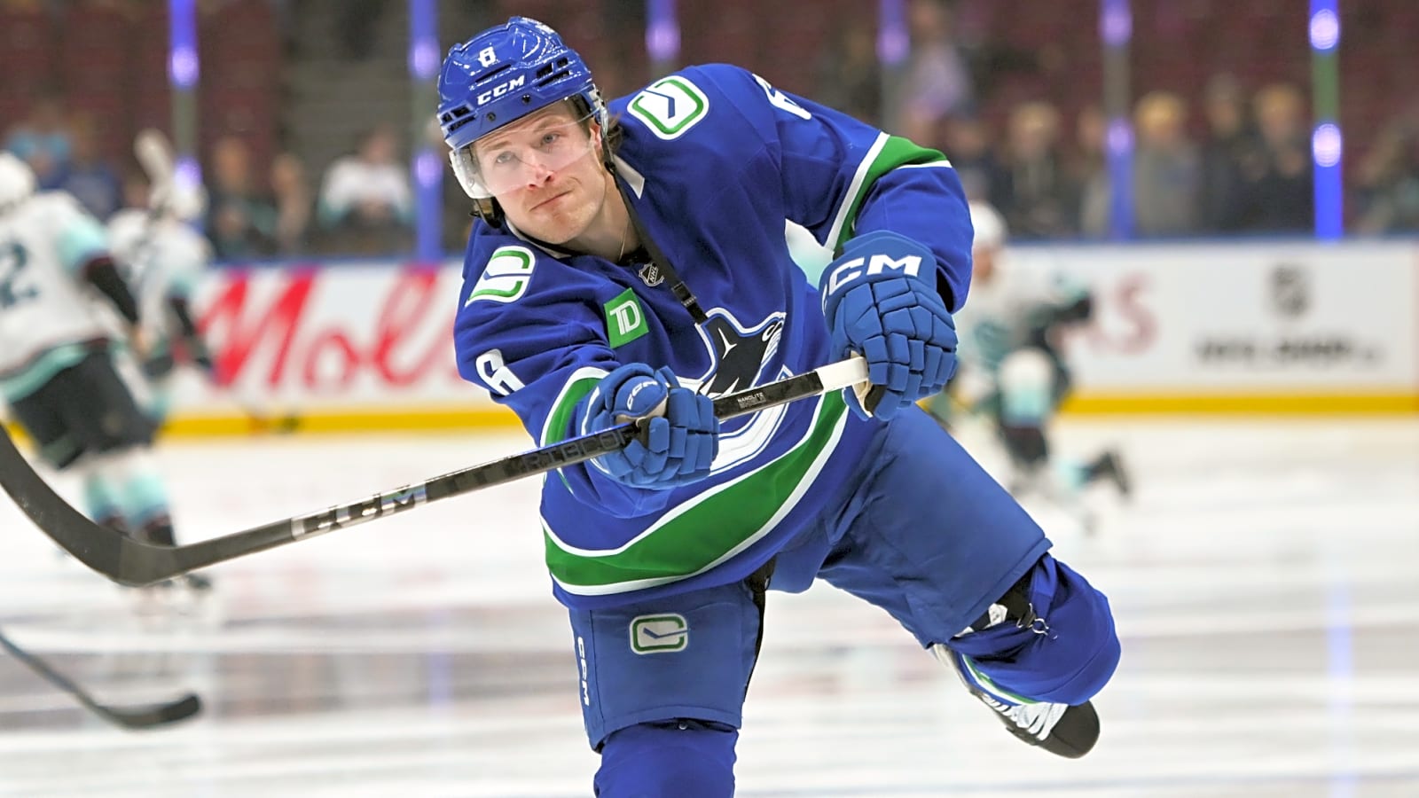 Canucks re-sign veteran scorer in surprising turn of events