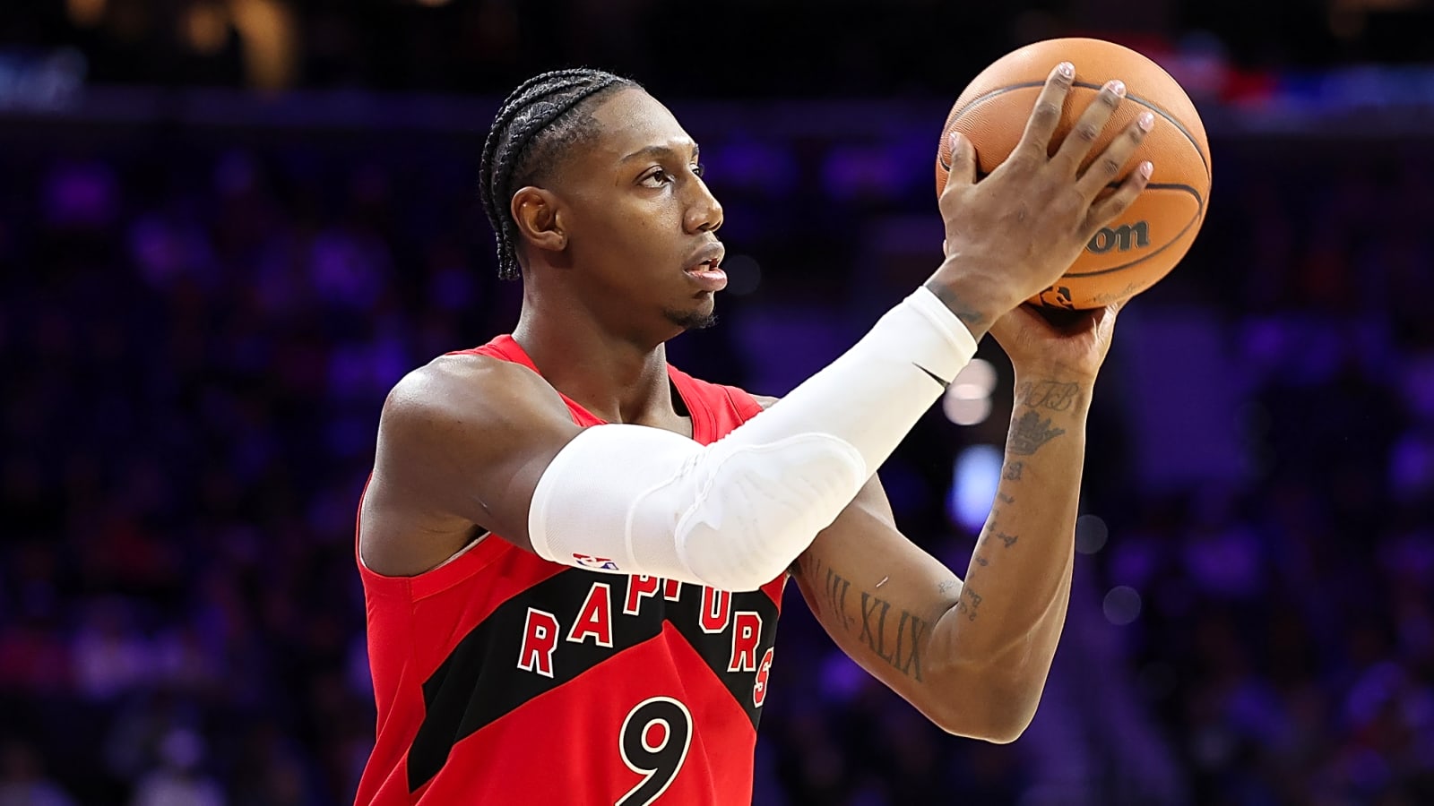 RJ Barrett leaves matchup against Nets with knee injury