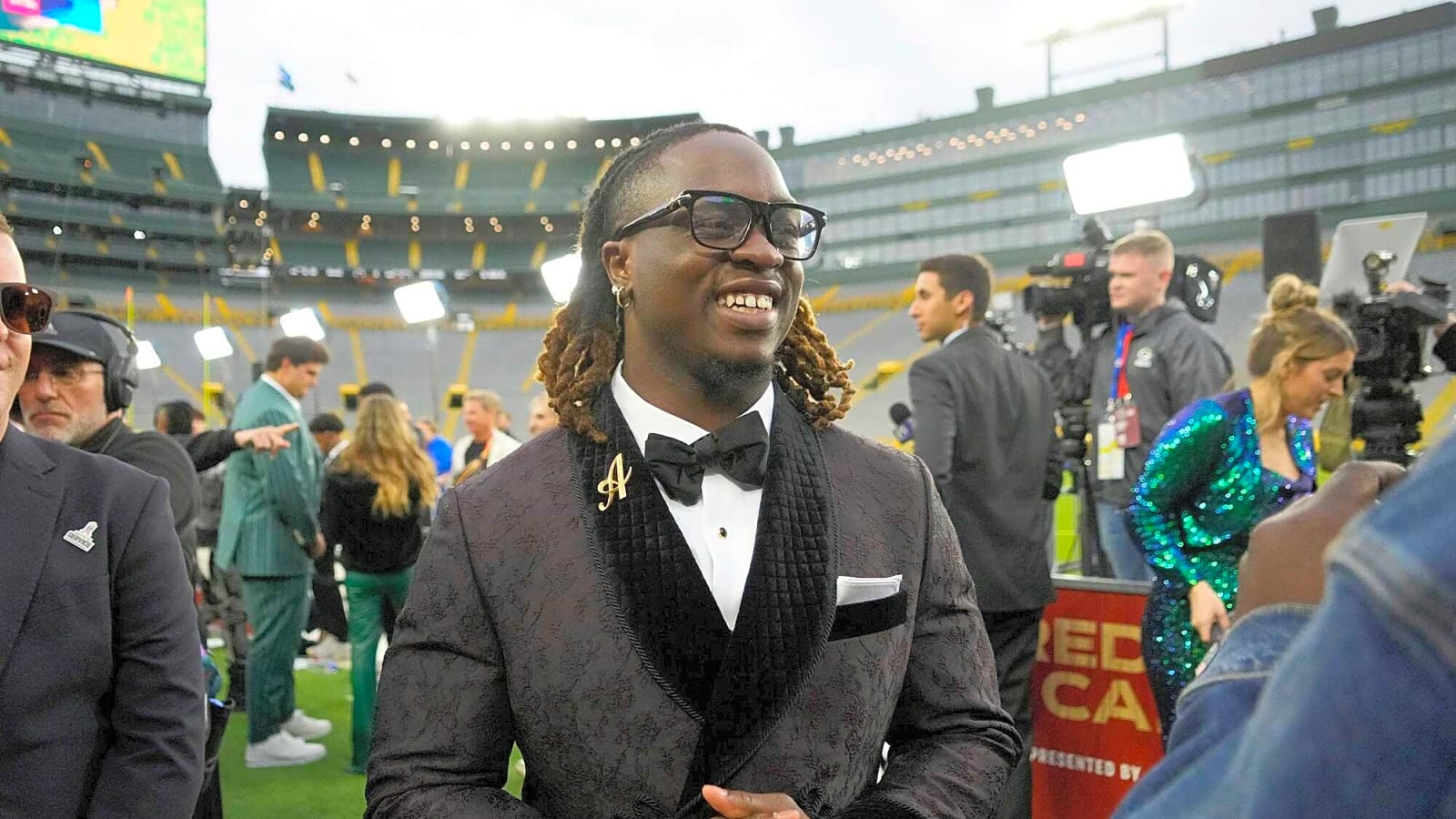 Raiders embrace the inevitable, draft running back high at six