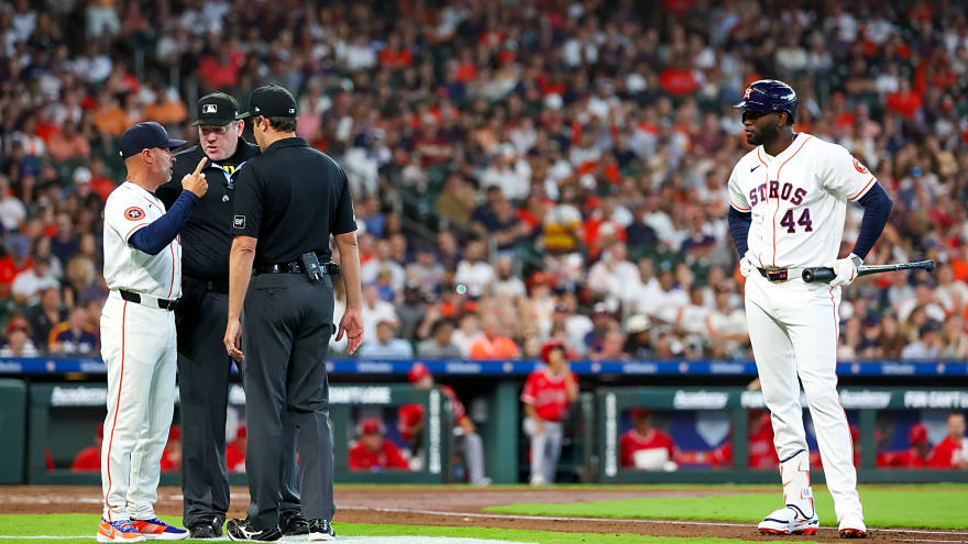 Yordan Alvarez bizarrely gets robbed of a potential HR by Daikin Park roof