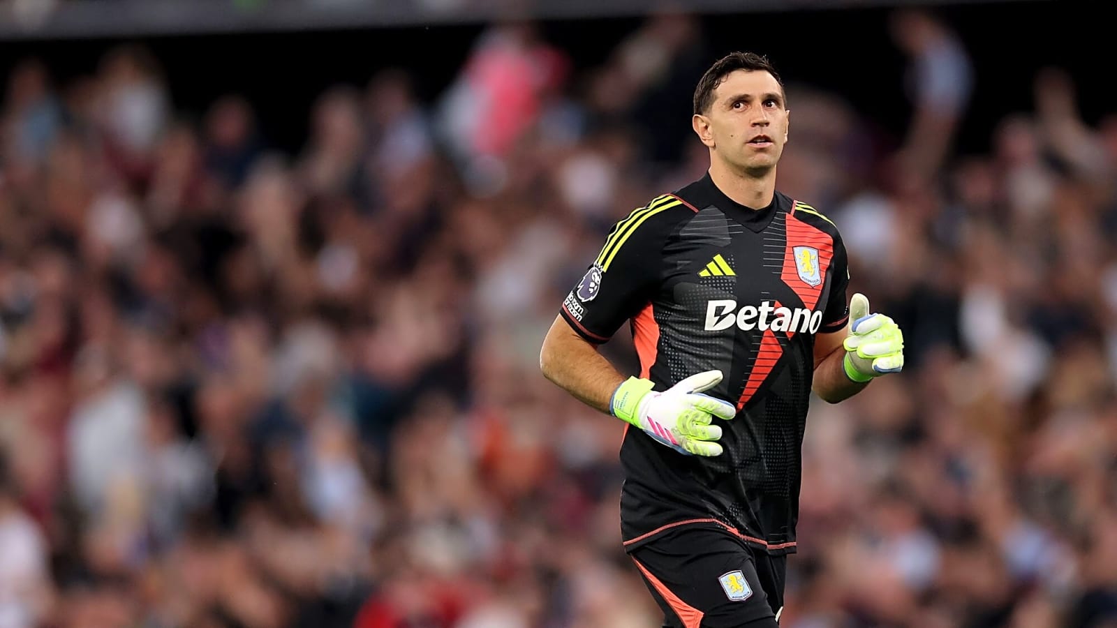 Insider scout claims Chelsea are considering making move to sign 32-year-old goalkeeper