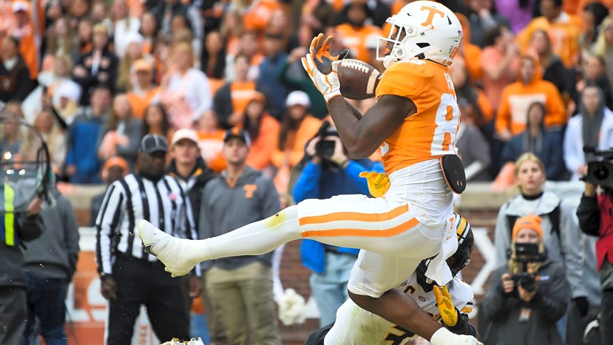 Former Tennessee Vols fan favorite gets carted off with knee injury during training camp