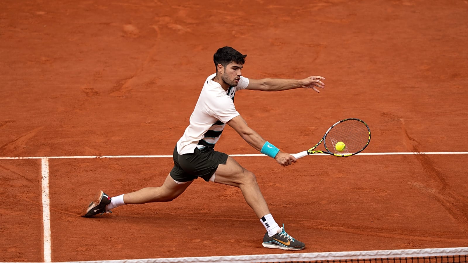 (In Images) Carlos Alcaraz gets Treated for an Eye Issue During Roland Garros Final Against Jannik Sinner