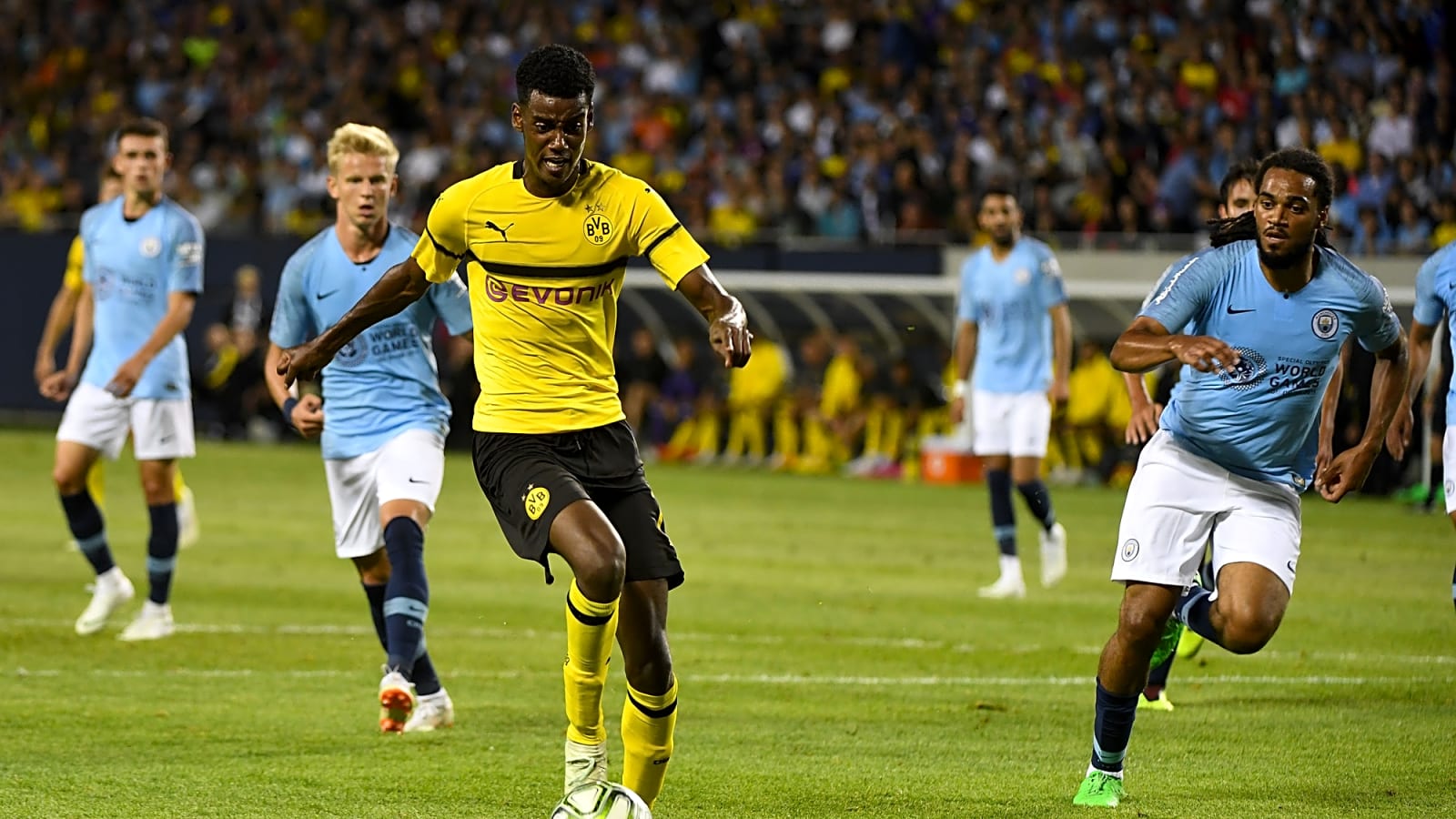 Liverpool make direct contact to sign ‘the best striker in the Premier League’