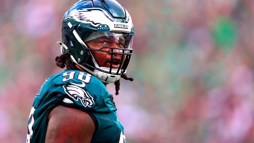 Eagles DT Jalen Carter Playing Through Hairline Wrist Fracture