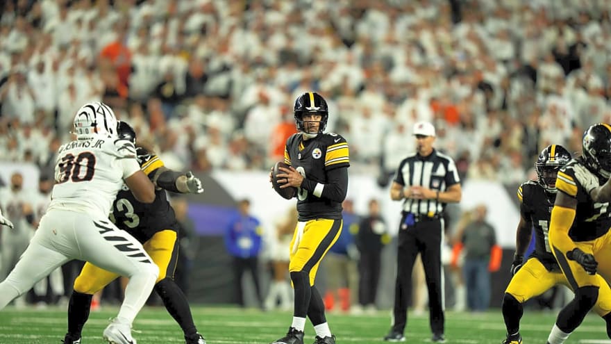 Aaron Rodgers Shoves Steelers Offensive Lineman As Disagreement Ensues On Pittsburgh&#39;s Sideline