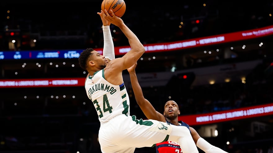  Giannis Antetokounmpo in talks with Bucks about immediate future