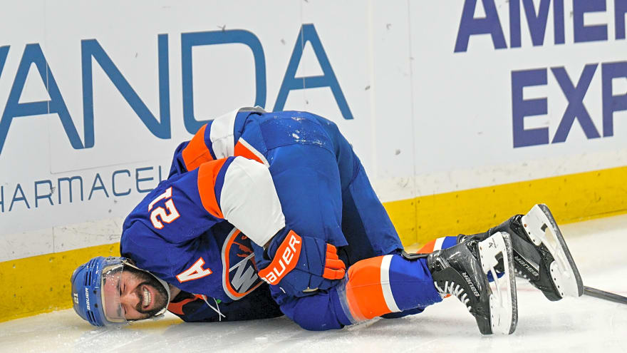 Islanders' Kyle Palmieri exits game vs. Flyers due to injury