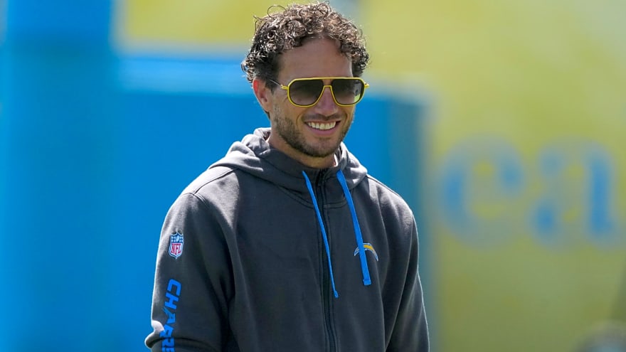 Mike McDaniel Sends Clear Message About Oronde Gadsden’s Role With Los Angeles Chargers