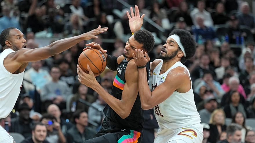 Cavs lean on defense, size to pick up needed road win over Spurs