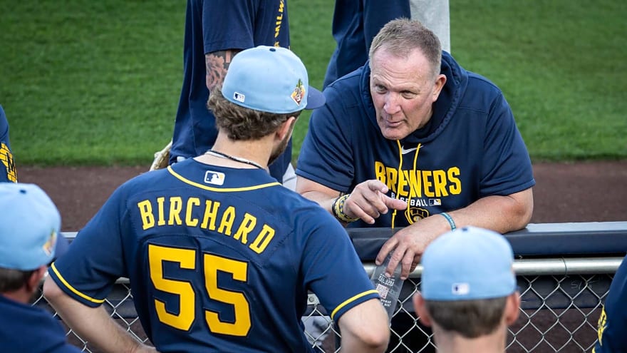 Brewers sign manager Pat Murphy to a contract extension