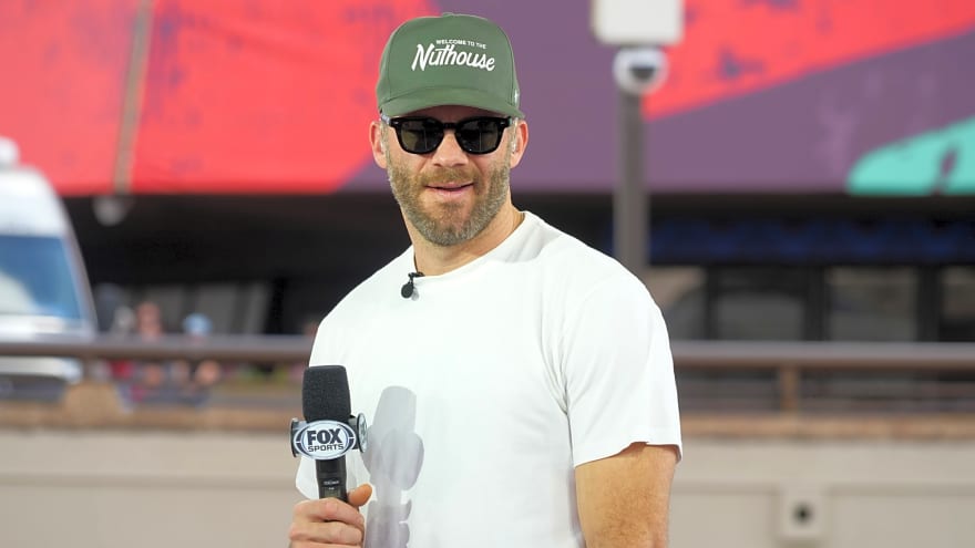 'He’s Only Eating Avocado or Deer Poop': Julian Edelman Compares Tom Brady to LeBron James on Peak Fitness