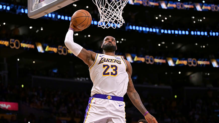 Lakers crowd serenaded LeBron James with fitting song during his birthday chalk toss