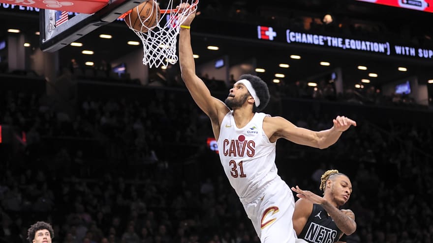 Cavs’ Jarrett Allen exits vs. Pistons with right knee injury