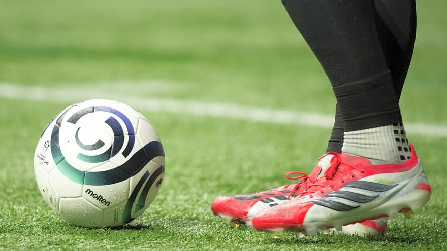 Chelsea and Man Utd set for intense duel over €100m Premier League hotshot