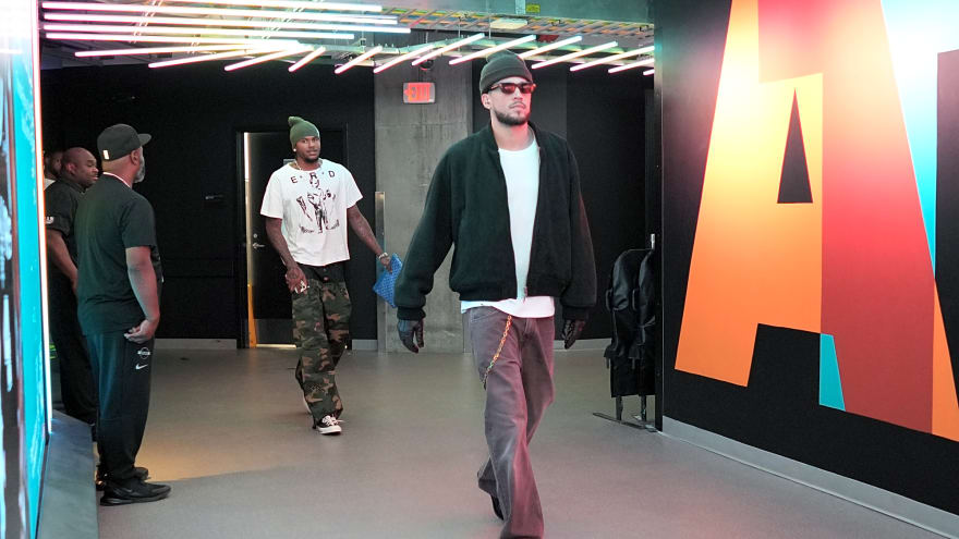 Devin Booker exits with injury as Phoenix Suns get blown out by Spurs