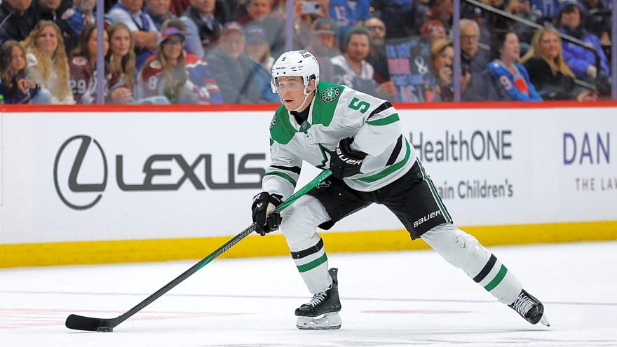 Stars Sign Nils Lundkvist To Two-Year Extension