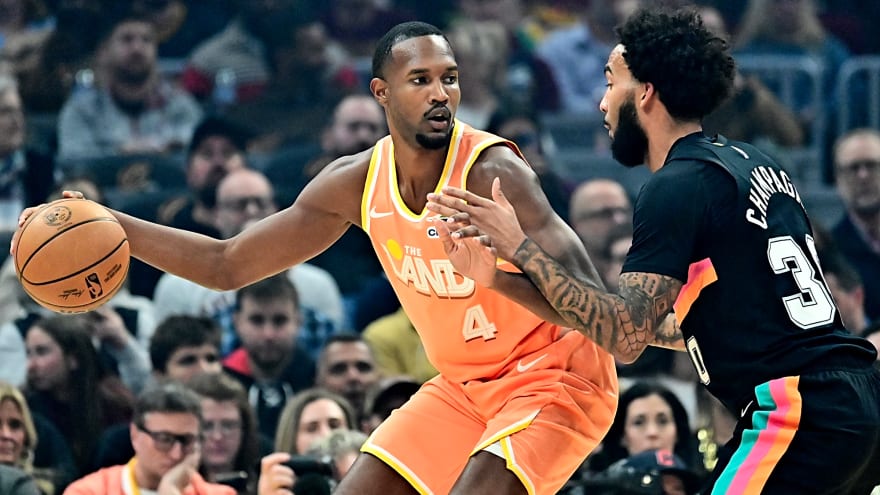 Cavs’ Evan Mobley Out 2-4 Weeks With Left Calf Strain