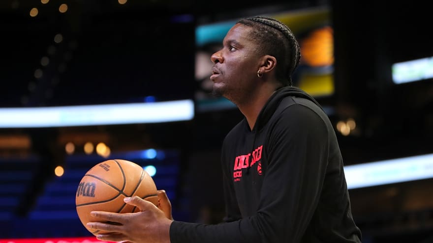 Rockets reunite with former starting center