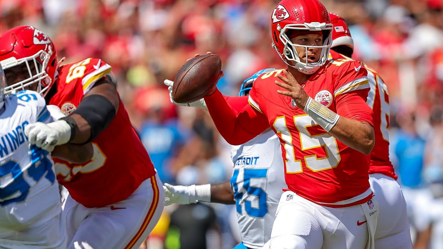Patrick Mahomes made a behind-the-back pass in 2024 pre-season vs Detroit Lions, thanks to a Travis Kelce mistake