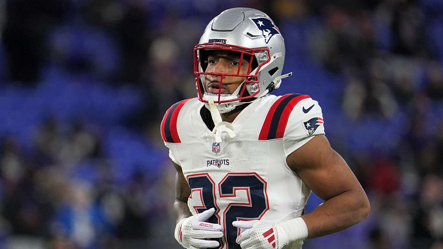 TreVeyon Henderson injury update: Patriots RB heads to the locker room vs. Ravens