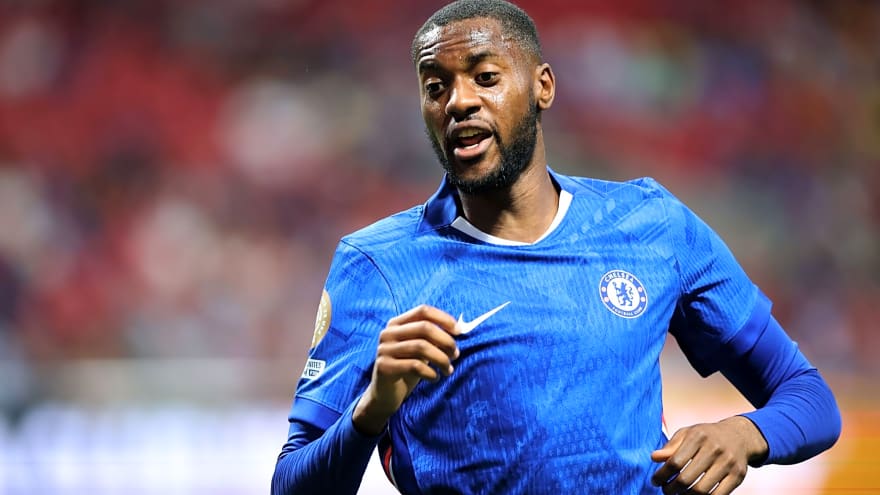 Former Chelsea player names Arsenal defenders as examples and says one current Blue is not Chelsea standard