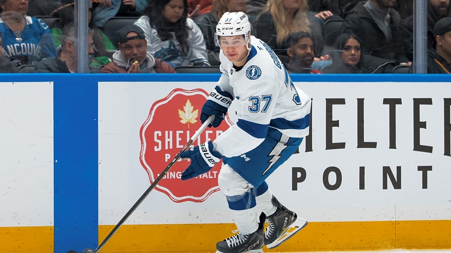 VIDEO: Yanni Gourde teases Arber Xhekaj in the middle of a scrum