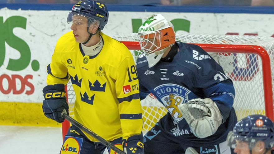 Flyers sign Jack Berglund to three-year, entry-level contract