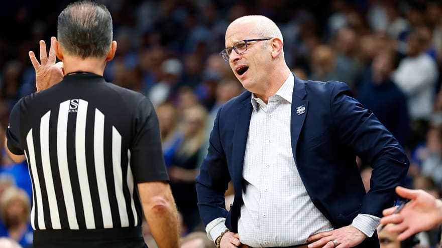 Dan Hurley had bizarre moment with ref after UConn’s game-winning shot