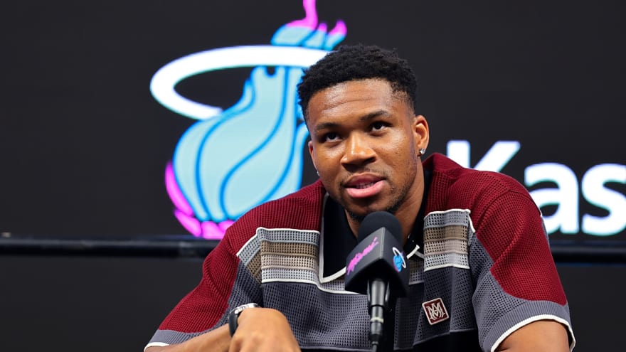 Giannis Antetokounmpo Fails to Hide His Reaction to Klay Thompson’s Reported Miami Heat Move